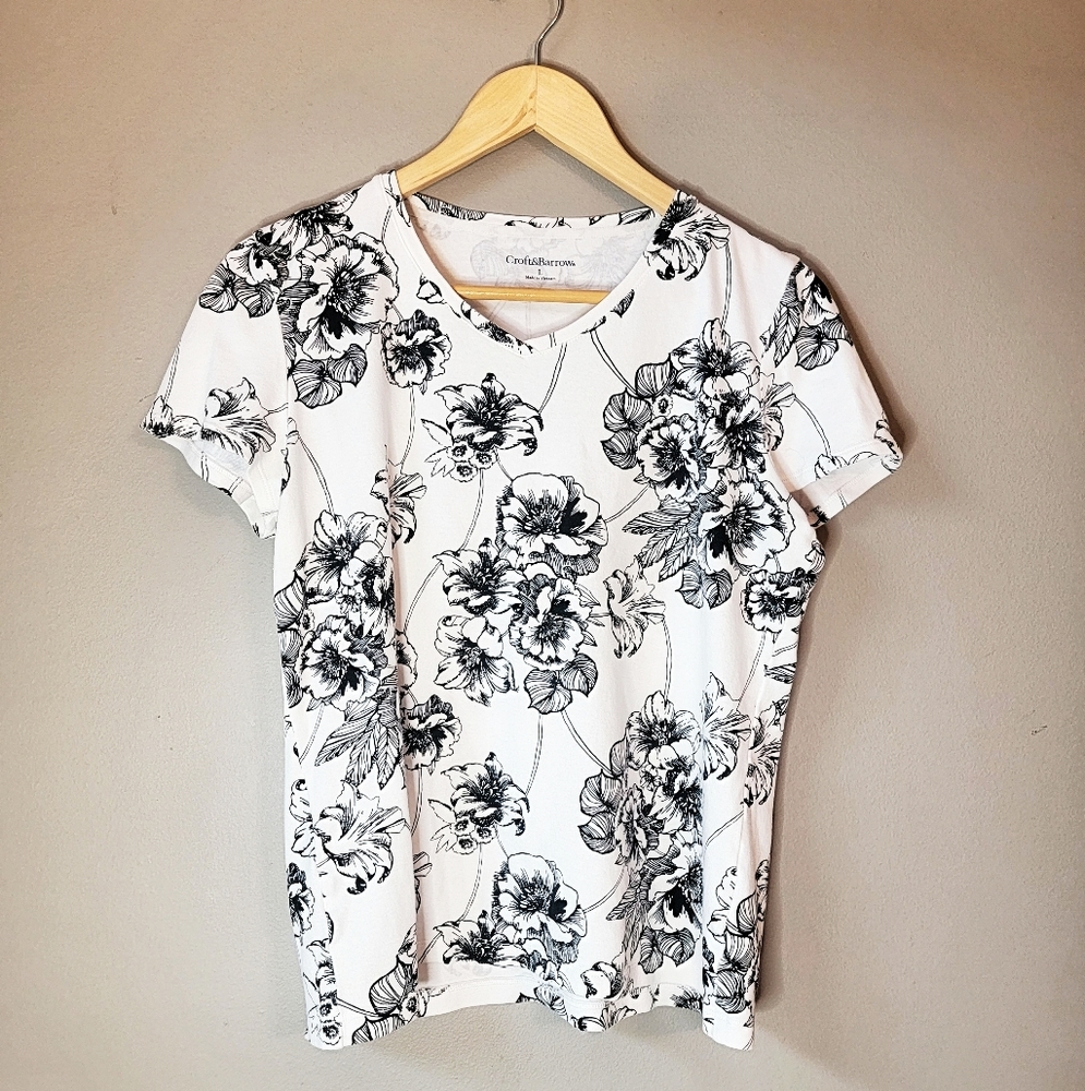 3/$15 💖 Croft & Barrow Floral Black and White Tee Large